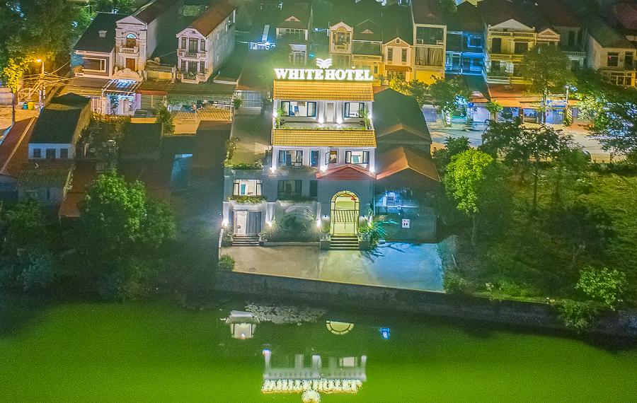 Khách sạn Whitehotel